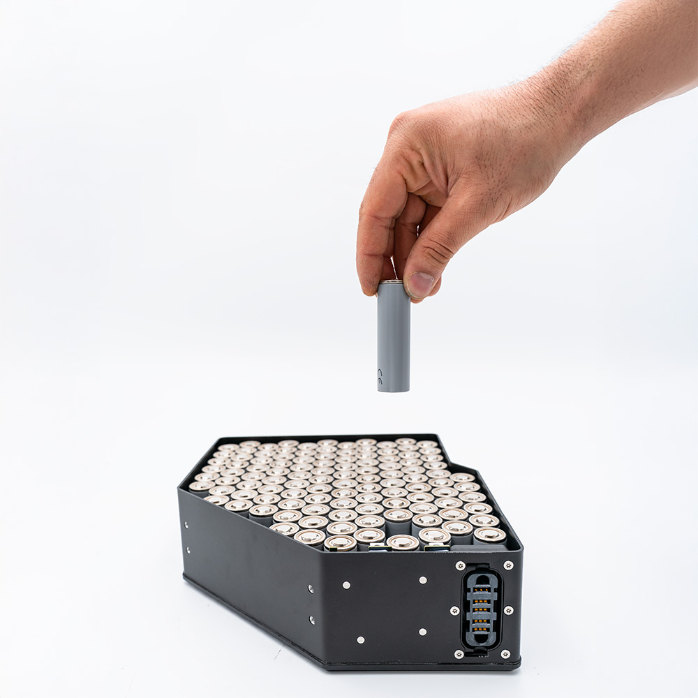 MAKI battery pack, a single 21700 cell being replaced
